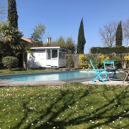 Avec Piscine דירה